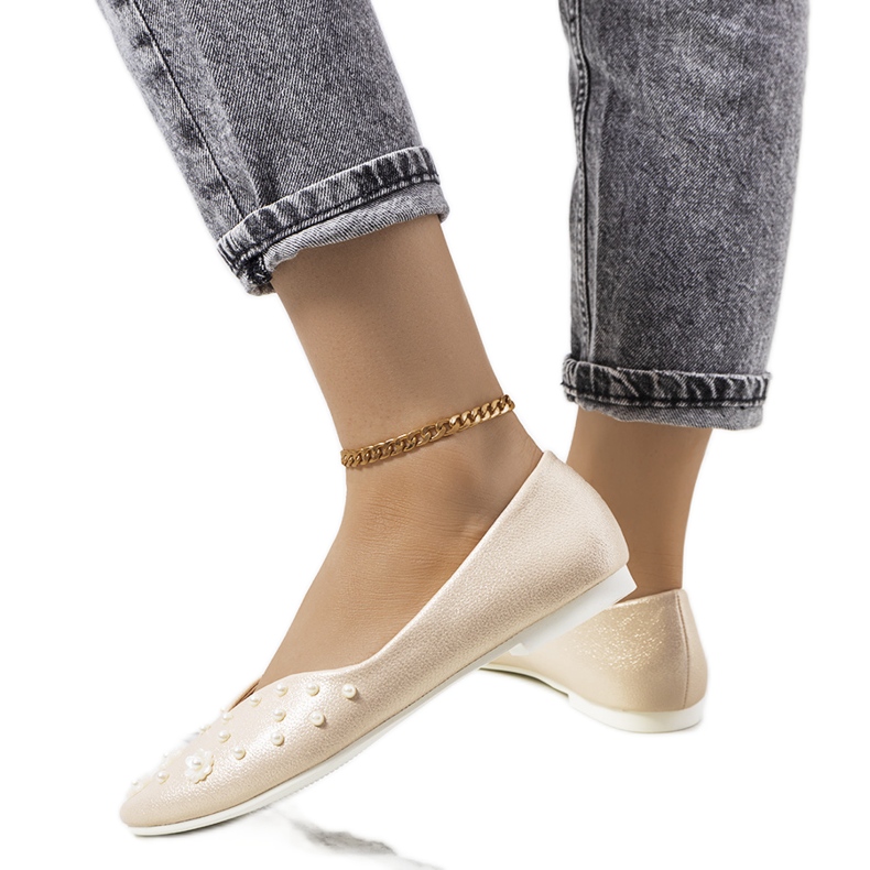 Silkkileikatut kultaiset balerinat kultainen