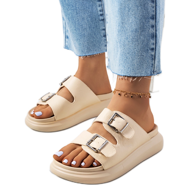 Beiget tossut Ageston-soljeilla