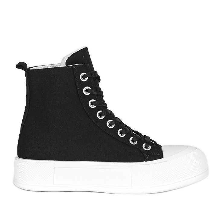 Mustat tennarit korkealla Natasha-pohjalla