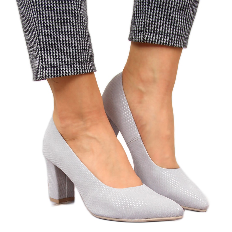 Pumput harmaassa Monique-tolppassa monivärinen