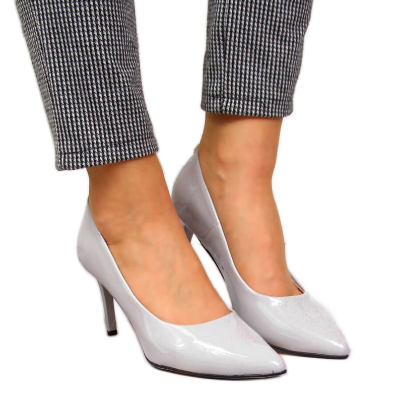 Pumput harmaalla Juma-lakatulla kantapäällä