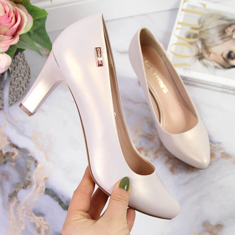 Pumppaa helmiäiseen Sergio Leonen pylvääseen beige