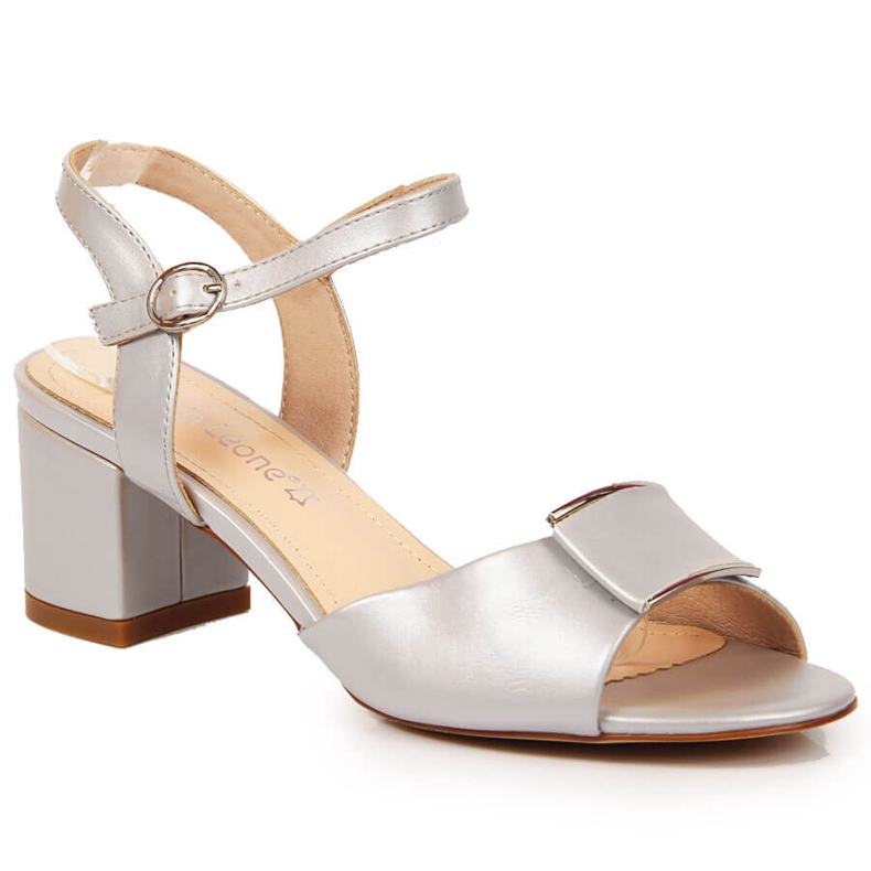 Sergio Leonen hopeiset sandaalit pylväässä beige