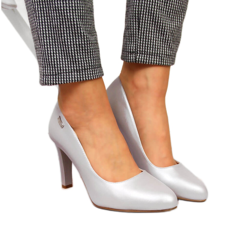 Pumput hopeanvärisessä Sergio Leone -tolppassa