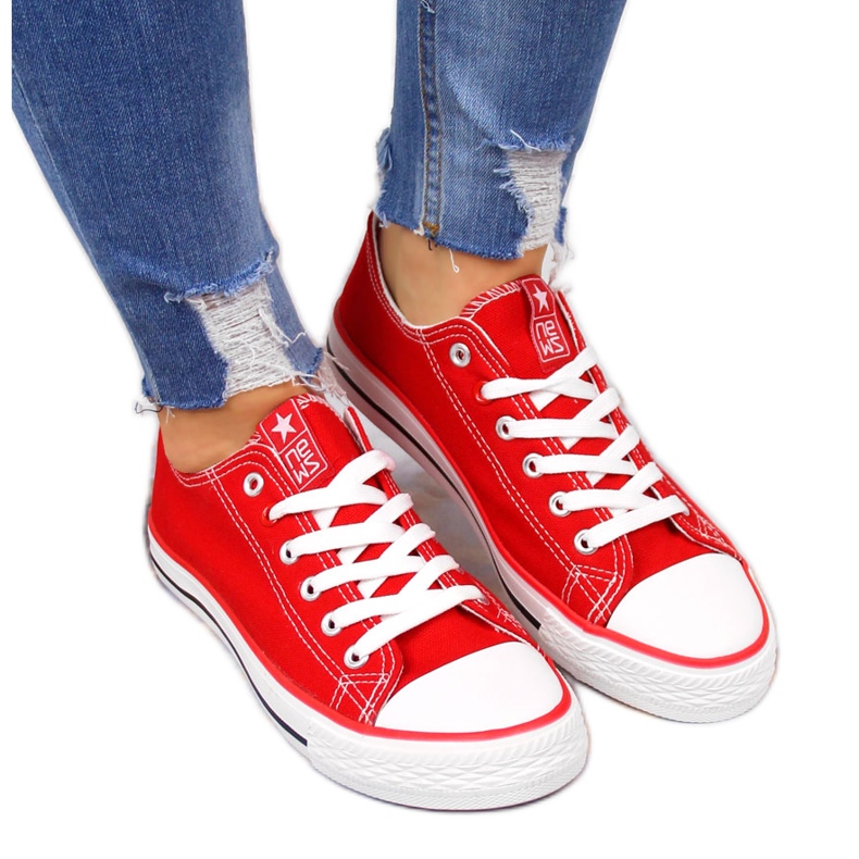 News Punaiset tekstiiliset matalat tennarit UUTISET punainen