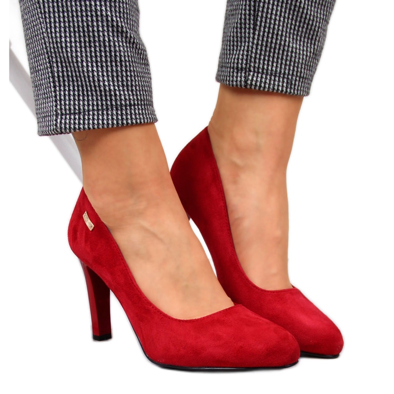 Pumput punaisella Sergio Leonen mokkanahkapilarilla punainen