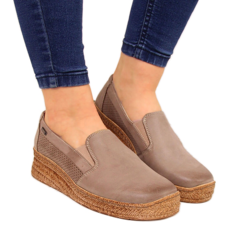 Naisten nahkakengät beigellä kiilalla Helios 350