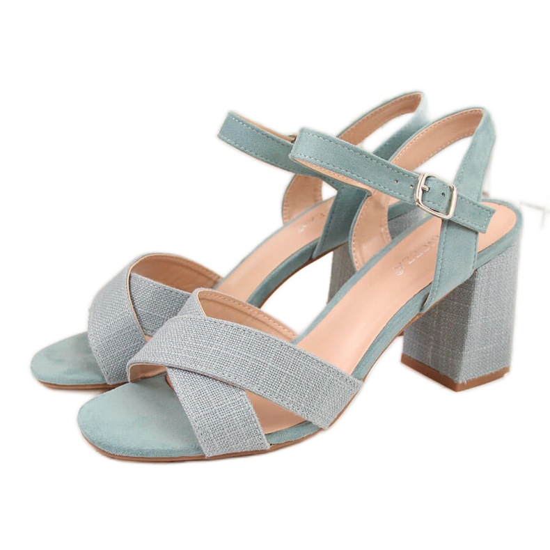 Vihreät naisten Vinceza-sandaalit pylväässä