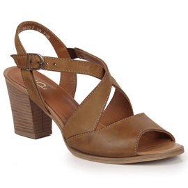 Naisten nahkasandaalit ruskeassa Dolce Pietro -tolppassa