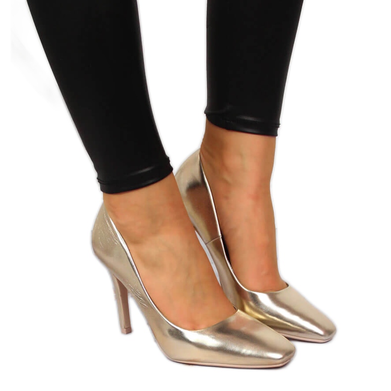 Pumput kullanvärisellä Seastar-korolla kultainen