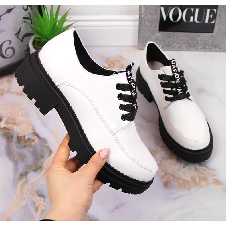 Naisten saappaat valkoisella Laura La.Fi -alustalla valkoinen