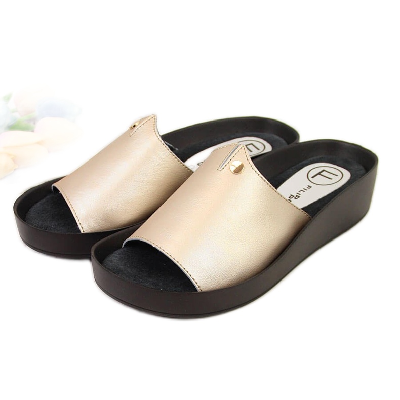 Naisten kultaiset alustanahkaiset tossut Filippo kultainen