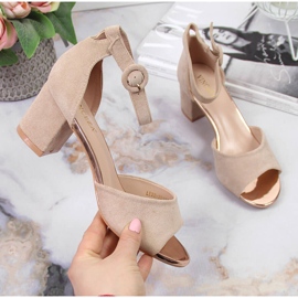 Naisten sandaalit beigen värisessä Vinceza-tolppassa