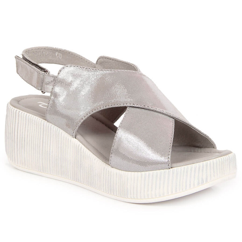 Naisten nahkasandaalit hopeisella kiilalla Dolce Pietro hopea