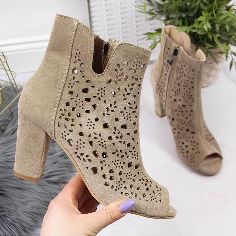 Naisten harjakattoiset nahkasaappaat Juman beige-postissa