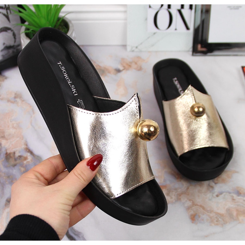 Naisten nahkaiset tossut kultakoristeella T.Sokolski kultainen