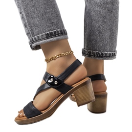 Mustat sandaalit Ewert-tolppassa