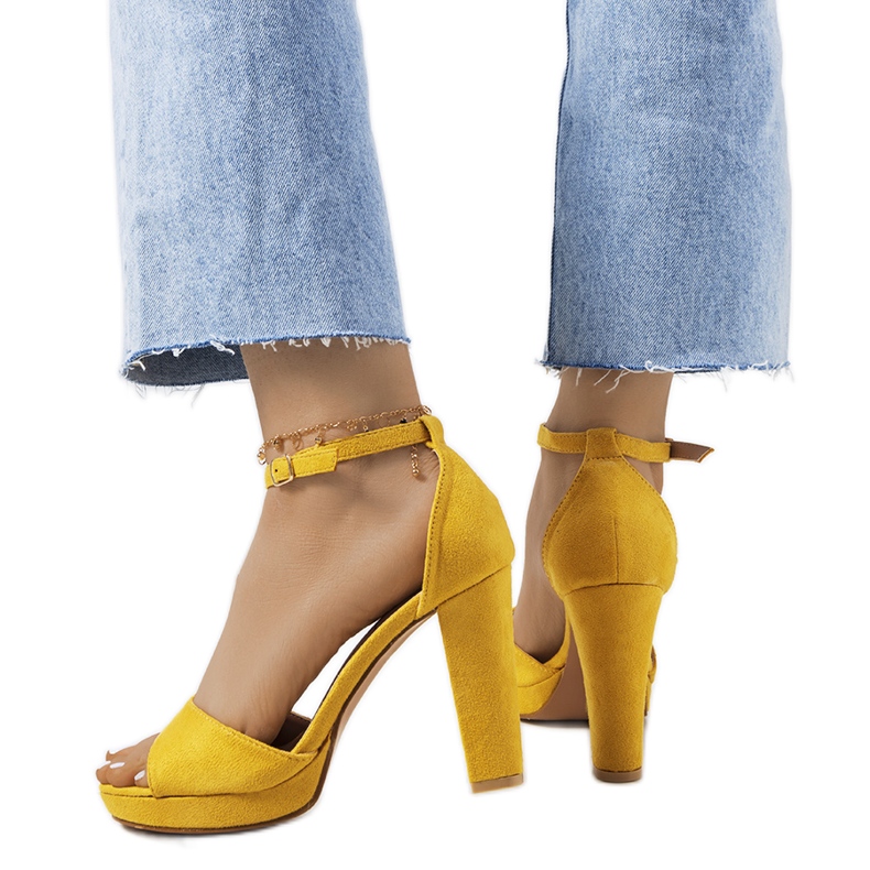 Keltaiset sandaalit Saldana-postissa keltainen