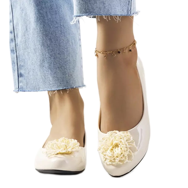 Parnelan beigeksi lakatut ballerinat