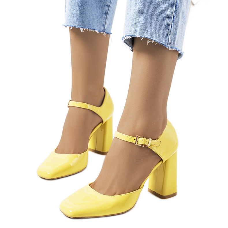 Keltaiset pumput Clementin pylväässä keltainen