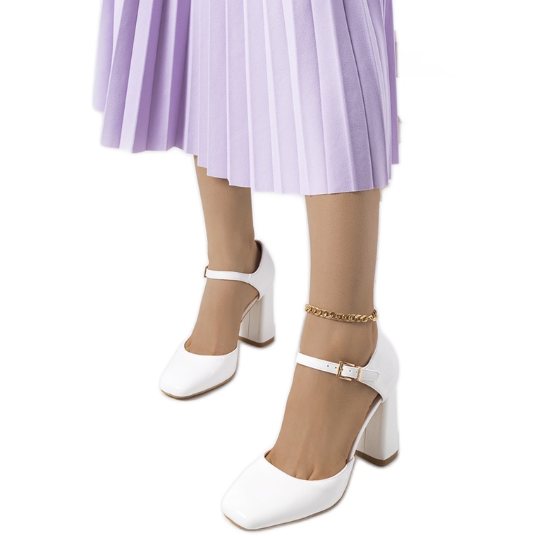 Valkoiset pumput Clement-pylväässä valkoinen