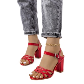 Punaiset sandaalit Dolling-pylväässä punainen Punaiset sandaalit Dolling-pylväässä punainen