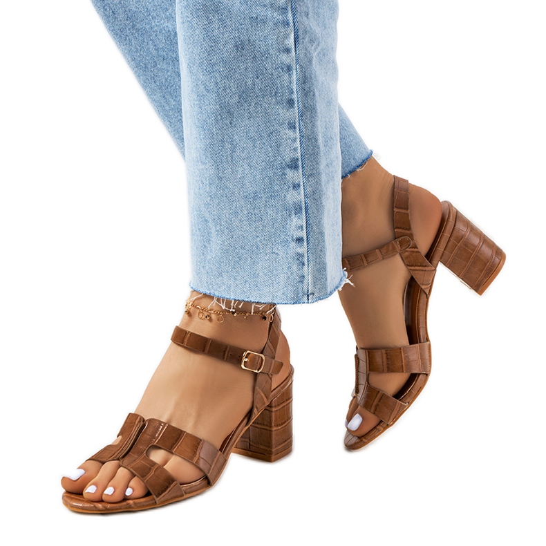 Ruskeat sandaalit Haiden-postissa