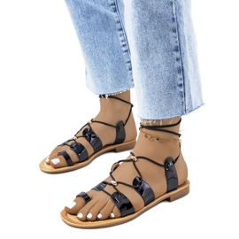 Albertis mustaksi lakatut sandaalit