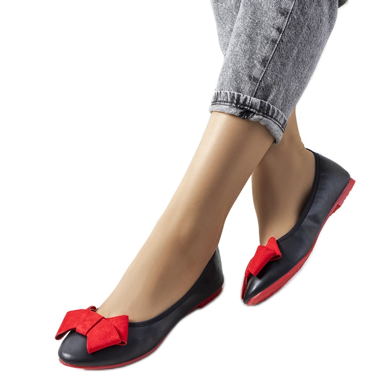 Mustat balerinat Kasslin-rusetilla