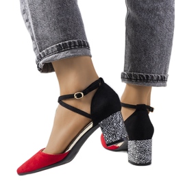 Punaiset ja mustat pumput Kittien pylväässä punainen Punaiset ja mustat pumput Kittien pylväässä punainen