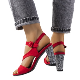 Punaiset sandaalit Murdock-tolppassa punainen