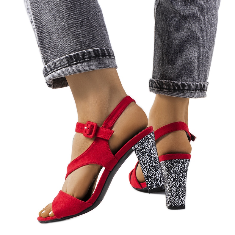 Punaiset sandaalit Murdock-tolppassa punainen