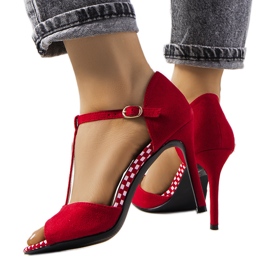 Punaiset sandaalit Mungerin kantapäässä punainen Punaiset sandaalit Mungerin kantapäässä punainen