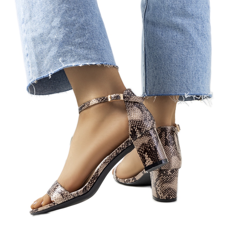 Beiget sandaalit pylväässä Azevedo-käärmeaiheisella kuviolla