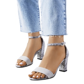 Harmaat sandaalit Ragland-tolppassa