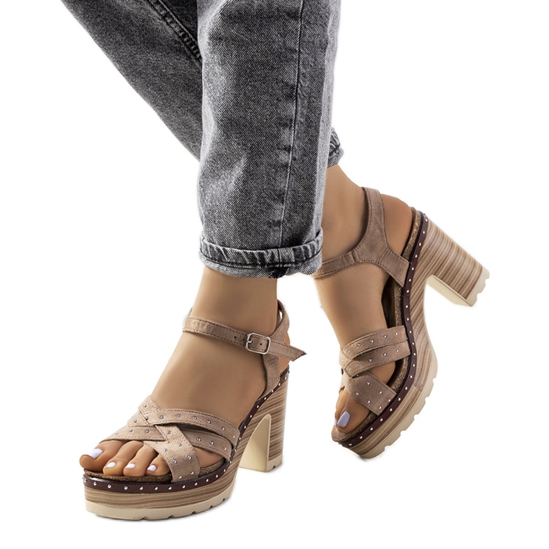 Beiget sandaalit Siedin pylväässä