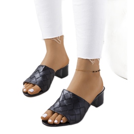 Mustat palmikoidut tossut Svila-tolppassa