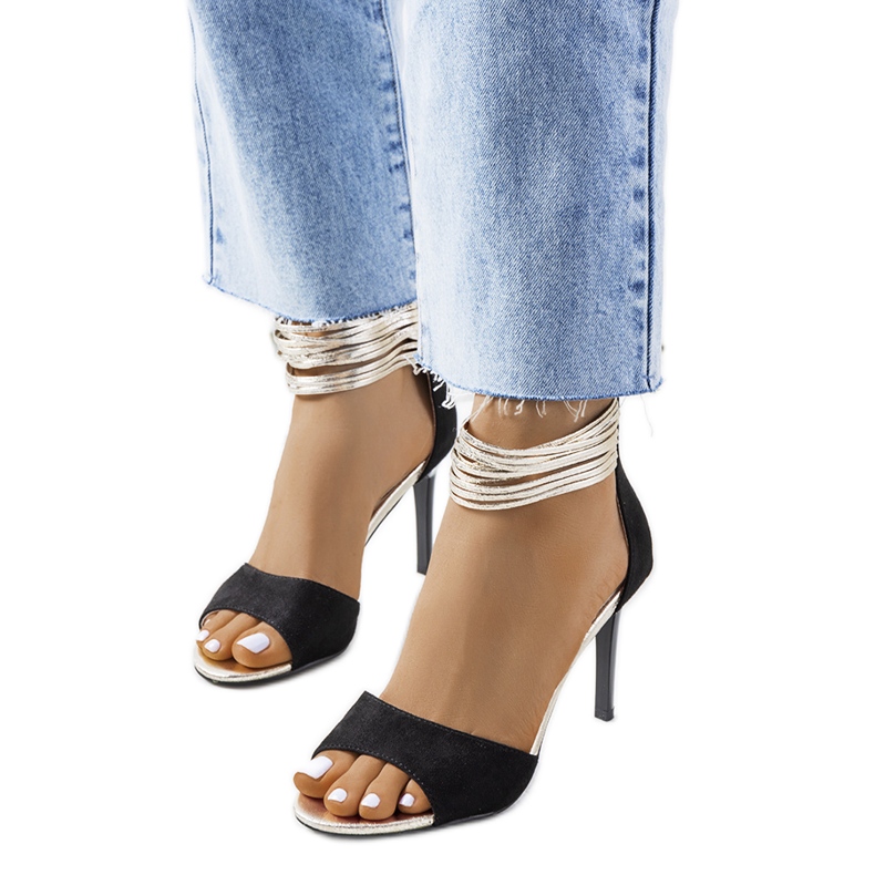 Vasquezin mustat sandaalit korkokengissä