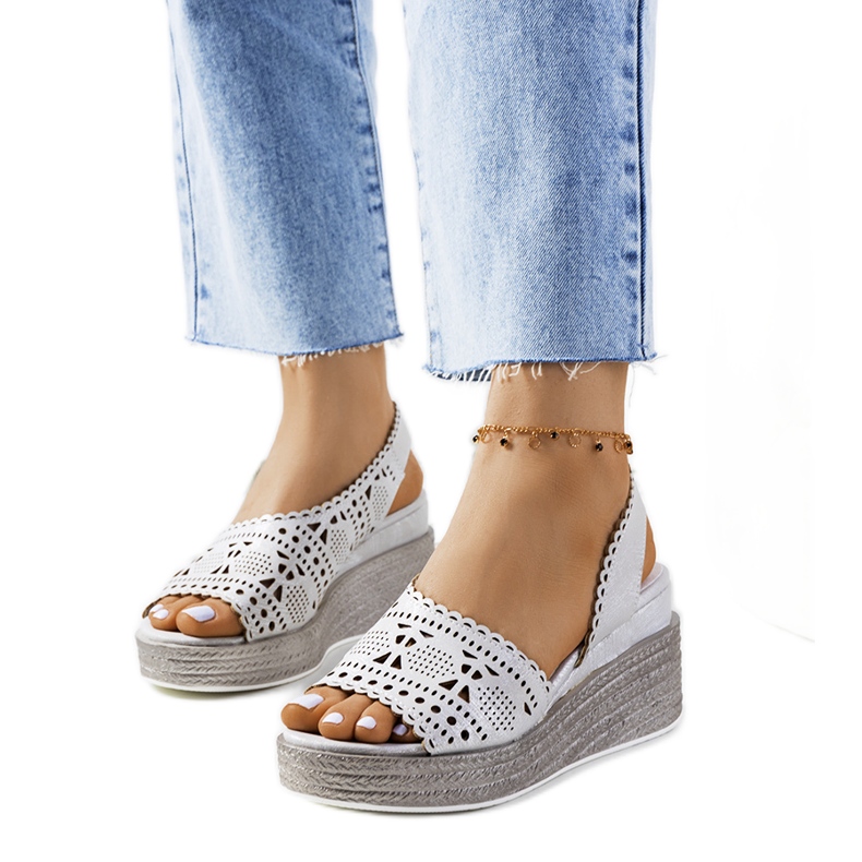 Hopeiset harjakattoiset sandaalit Raamatun kiilakorkossa hopea