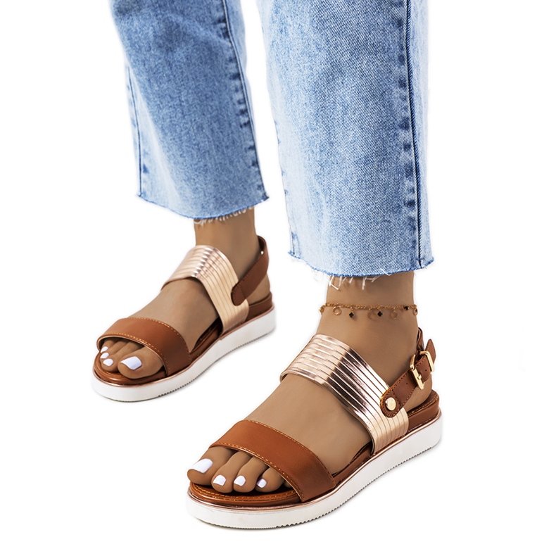 Ruskeat sandaalit, joissa metallinen Larochell-sisustus kultainen