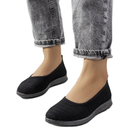 Ilsen mustat harjakattoiset lenkkarit