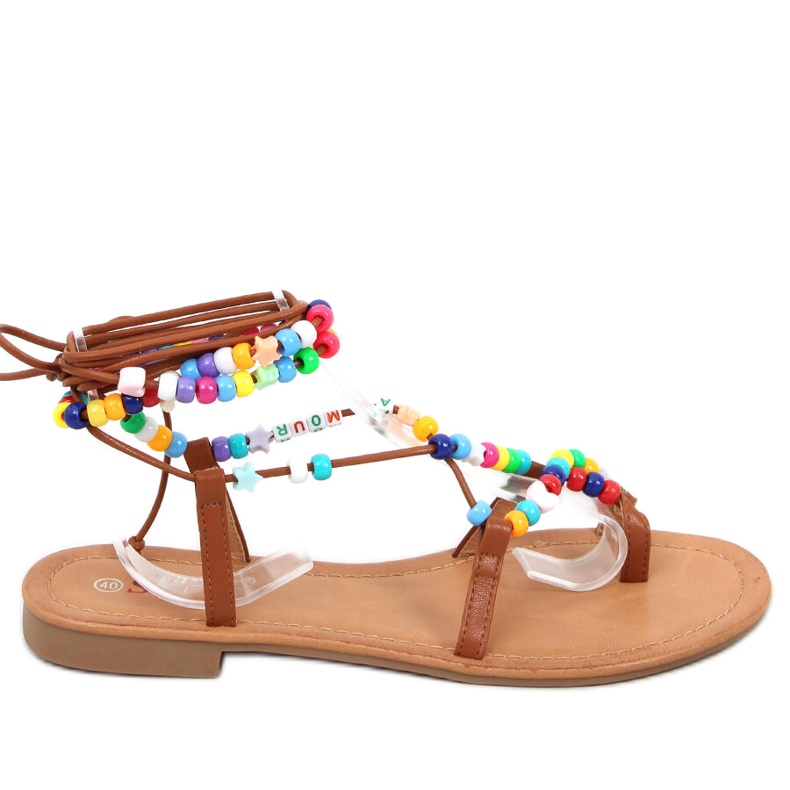 Roomalaiset naiset Megh Camel -helmillä ruskea