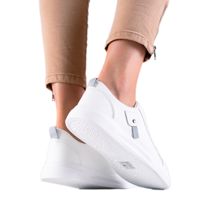 Valkoiset urheilukengät valkoinen