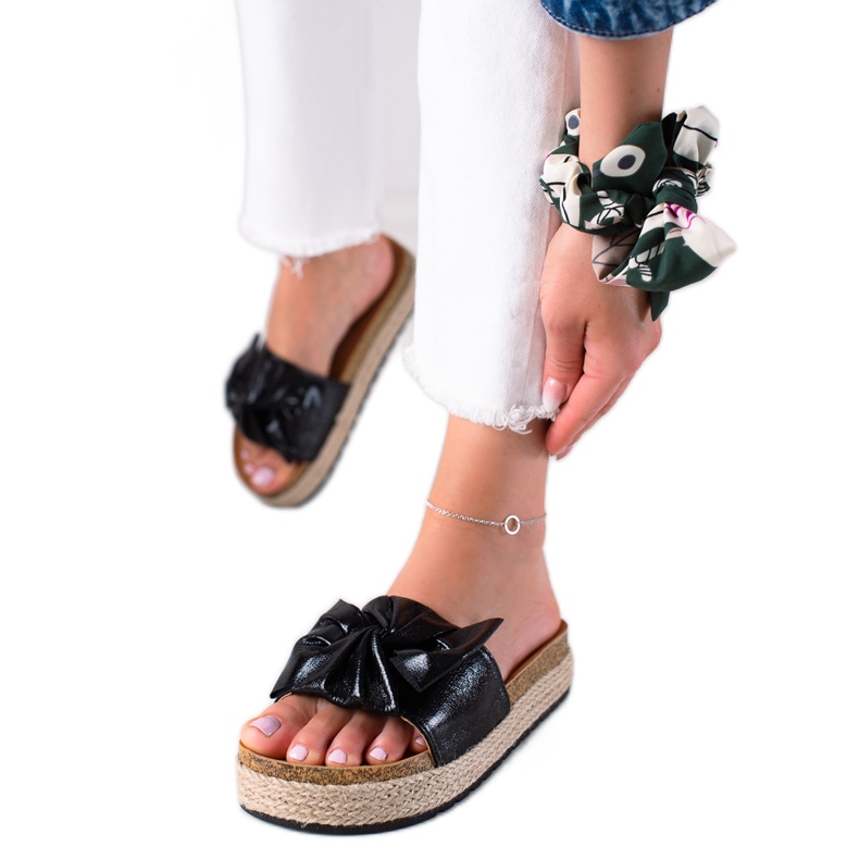 MIKA Kiiltävät mustat tossut