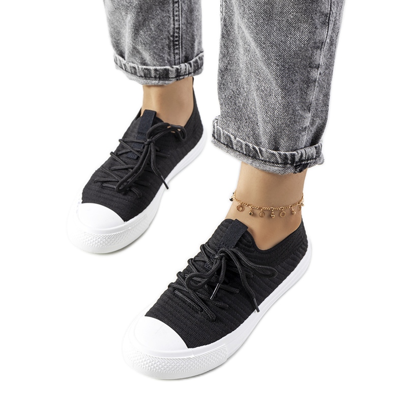 Medinan mustat naisten tennarit