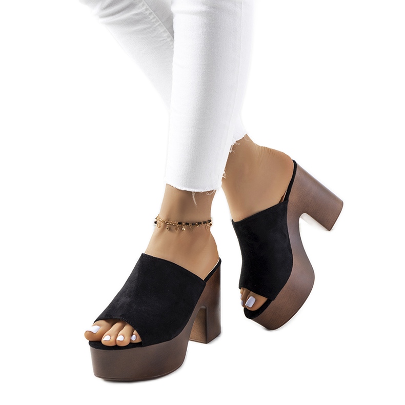 Mustat tossut Klaren-tasolla