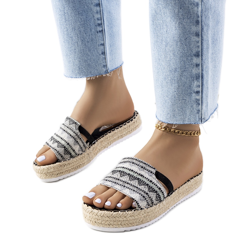 Mustat tossut Ana-tasolla