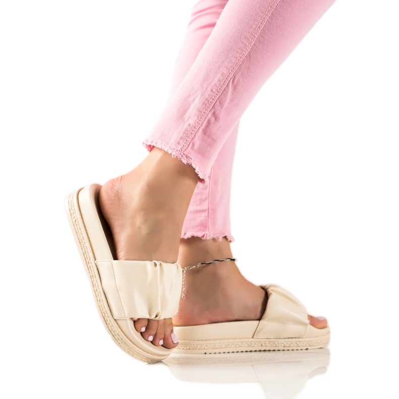 SHELOVET Beige tossut alustalla