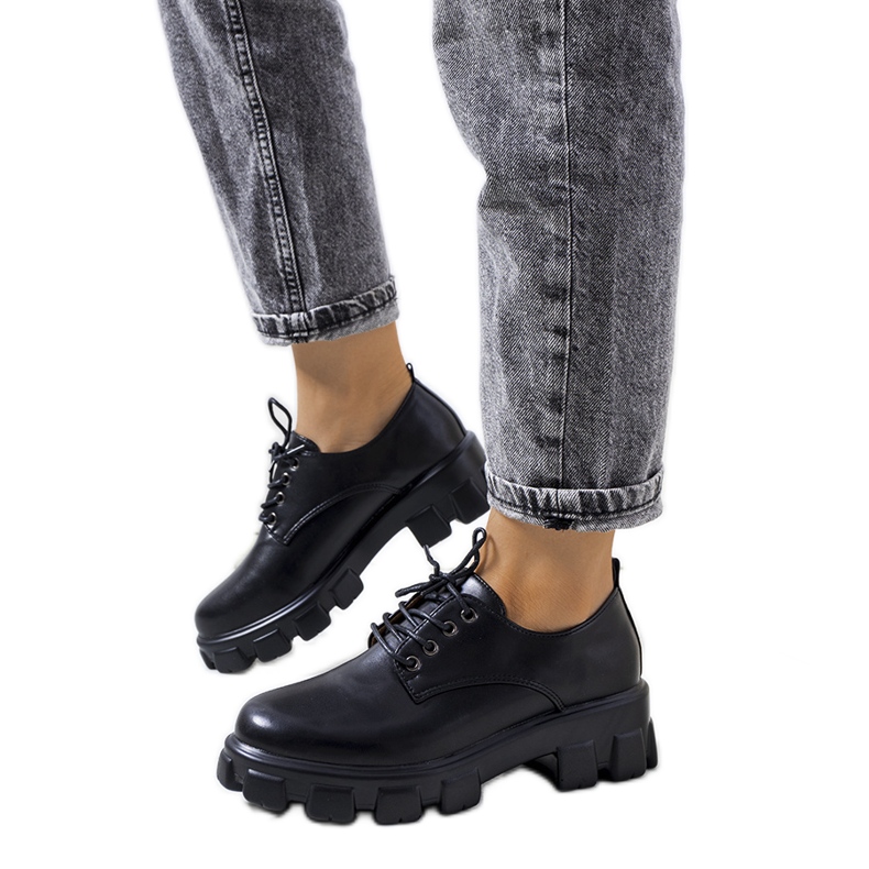 Mustat kengät Chedi traktorin pohjassa