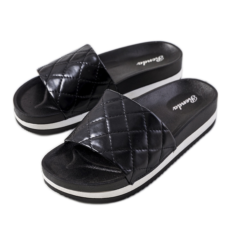 Mustat tikatut Hassell-tossut